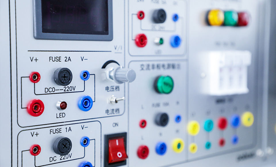 超高壓變電站“體檢”機器人“瓦力”大顯身手